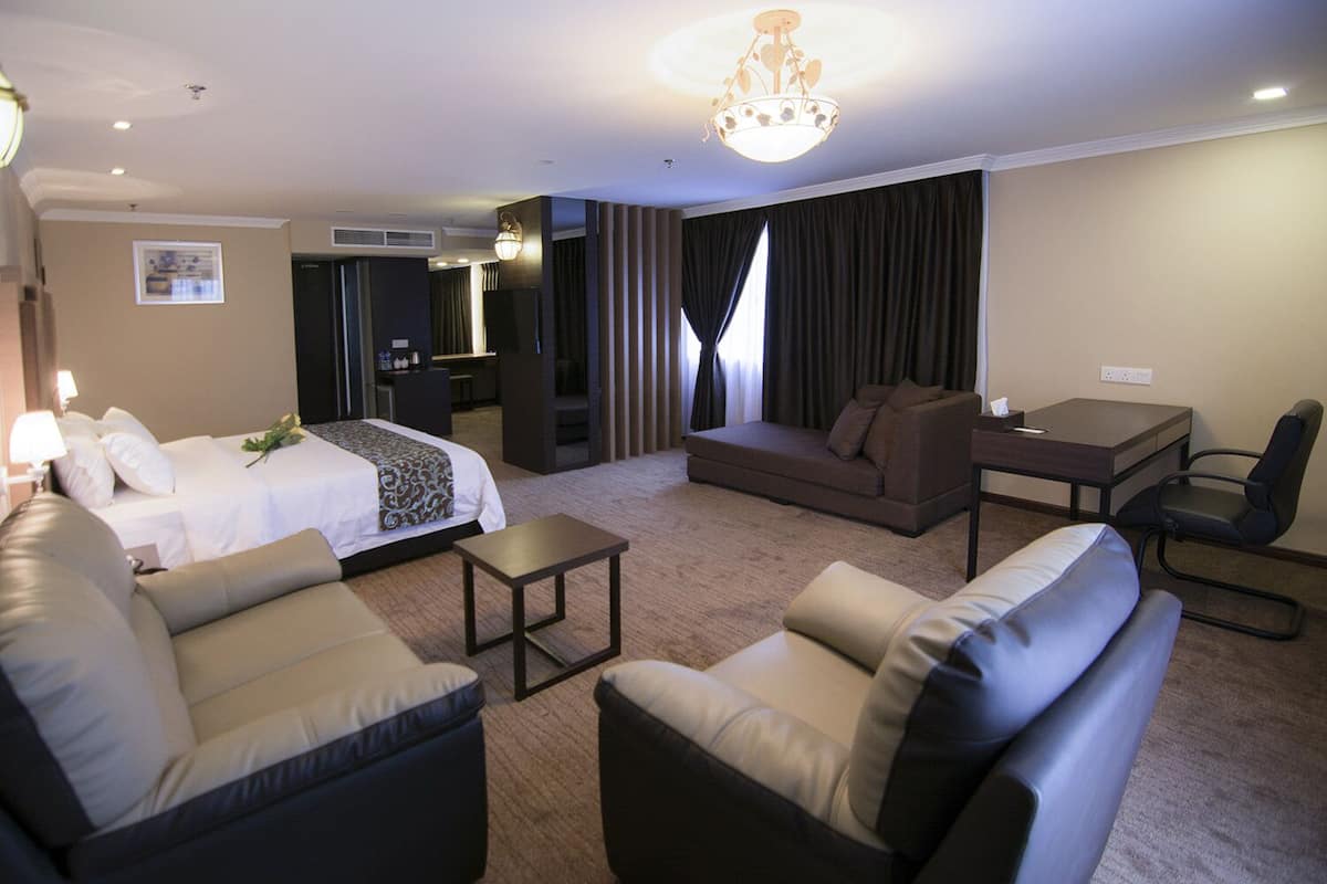 Premier suite | 1 slaapkamer, een minibar, een bureau, een laptopwerkplek
