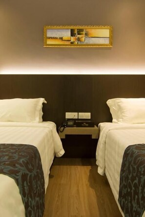 Minibar, desk, laptop workspace, iron/ironing board - Hotel Anika (Kluang)