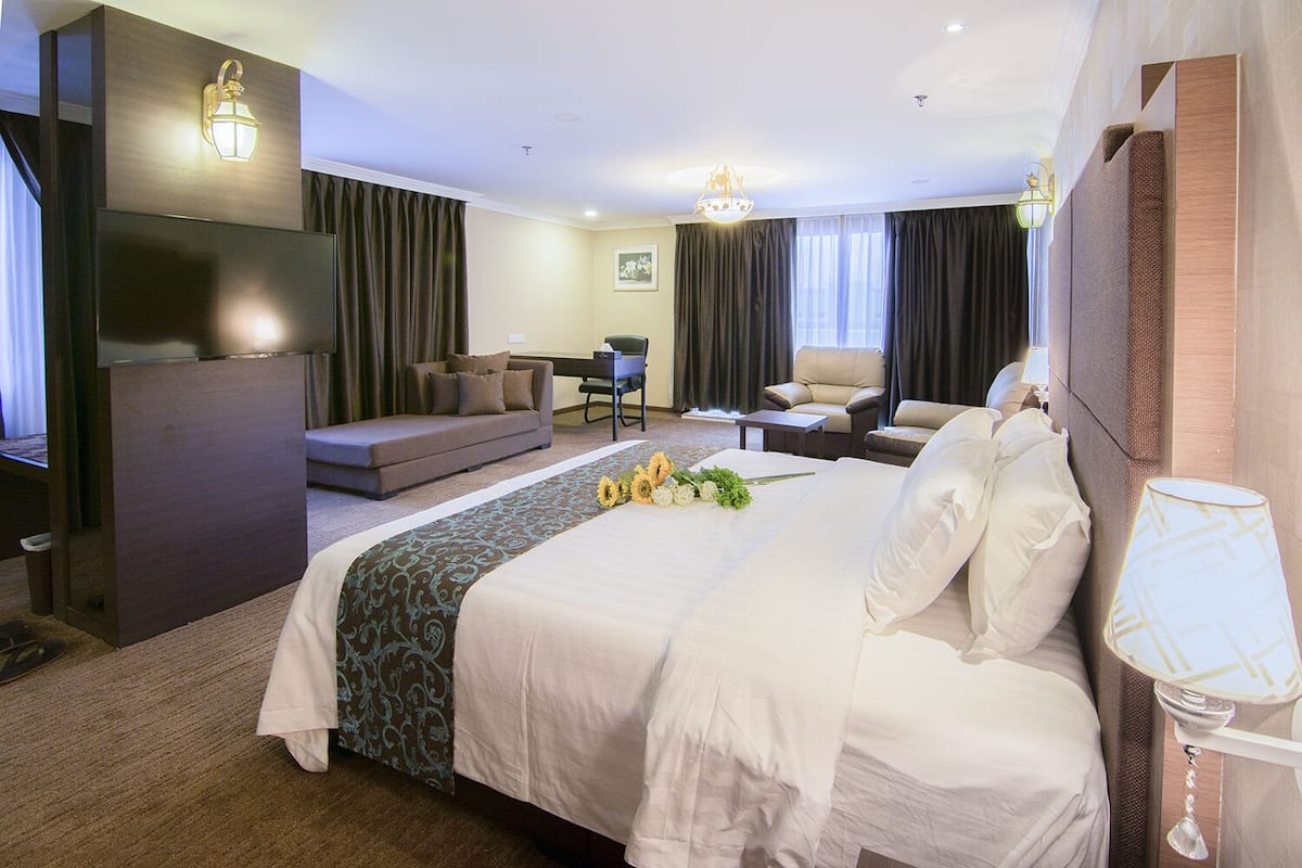 premier suite | 1 bedroom, minibar, desk, laptop workspace