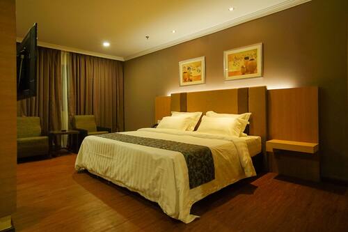 Deluxe Twin (NON SMOKING) | Minibar, desk, laptop workspace, iron/ironing board