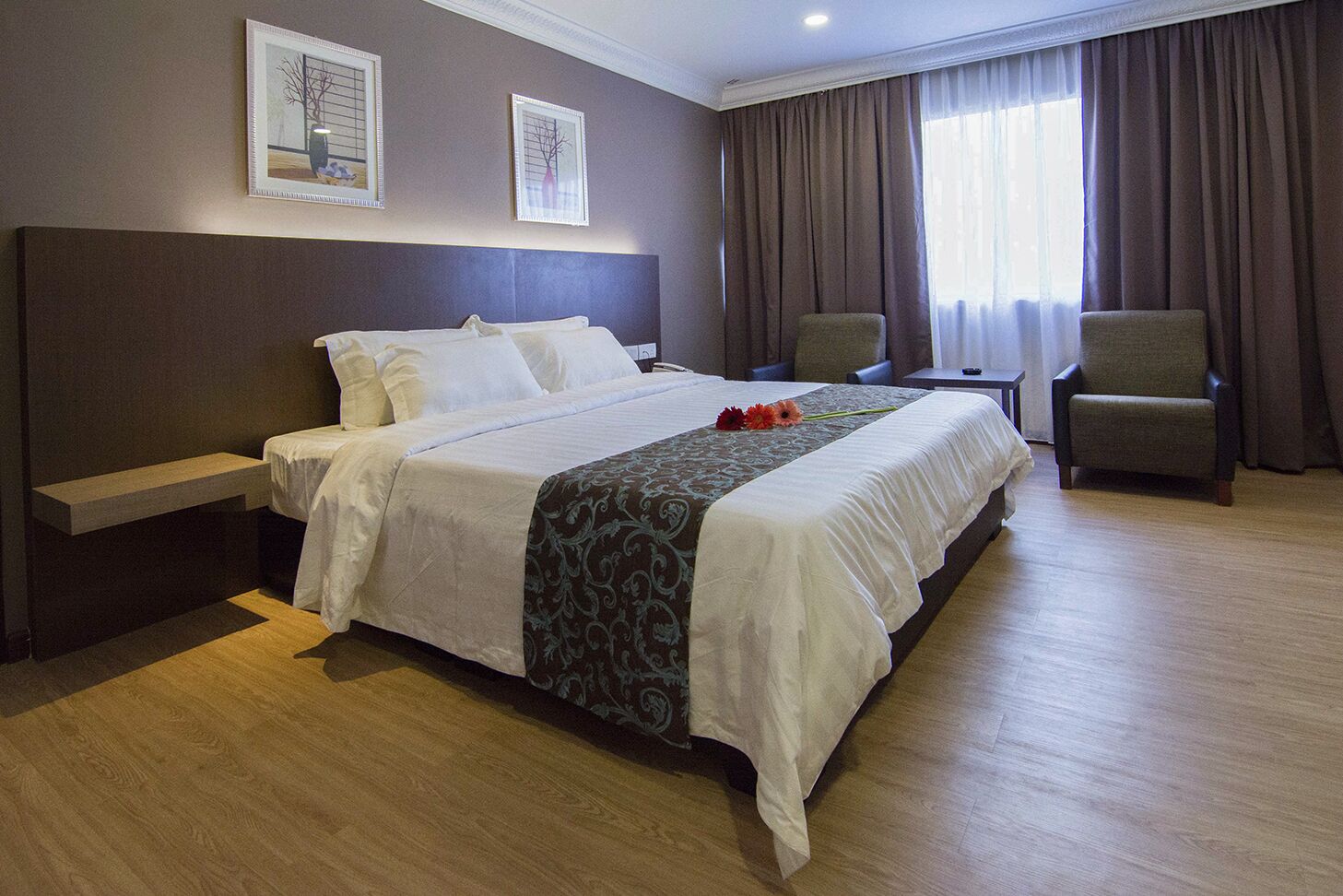 Deluxe King | Minibar, desk, laptop workspace, iron/ironing board