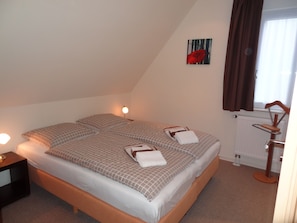 Appartement Confort (#1) | 2 chambres, literie de qualité, décor unique, rideaux d’obscurcissement