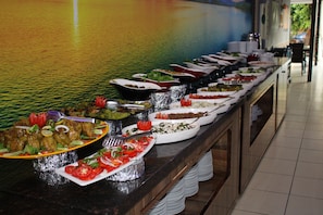 Breakfast, lunch and dinner served  - Bin Billa Hotel (Alanya)