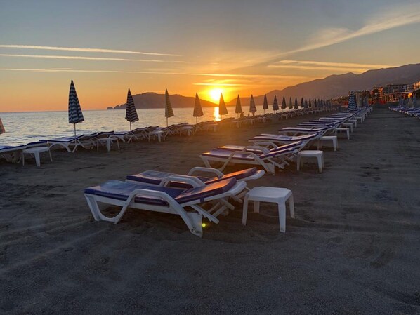 Yksityinen ranta lähistöllä, aurinkotuoleja, aurinkovarjoja