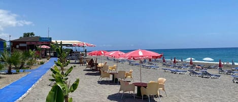 Plage privée à proximité, chaises longues, parasols