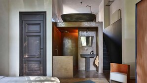 A modern bathroom with a large mirror, a sink, and a bathtub. - Kind of OJ (Bruges)