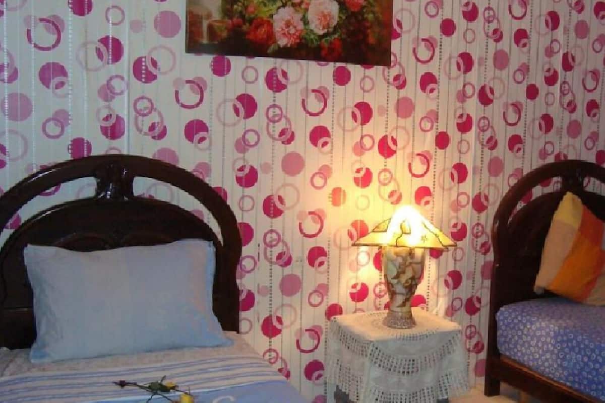 Chambre avec lits jumeaux, 2 lits une place | Rideaux occultants, fer et planche Ă repasser, Wi-Fi gratuit