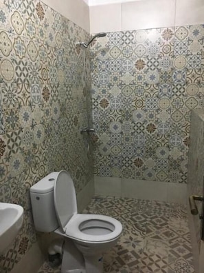 Shower, rainfall showerhead, free toiletries, hair dryer - Dar El Karam (Rabat)