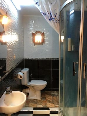 Shower, rainfall showerhead, free toiletries, hair dryer