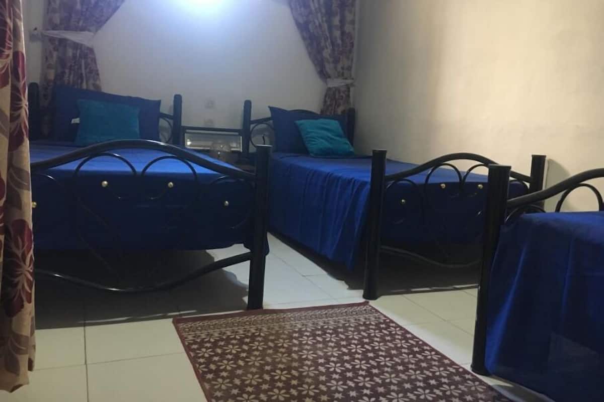 Triple Room, 3 Twin Beds | Blackout drapes, iron/ironing board, free WiFi, bed sheets