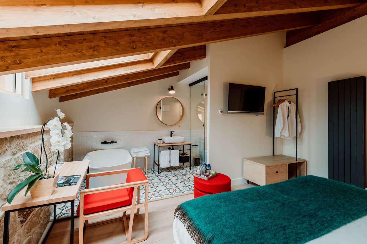 Standard Suite, Mountain View (8) | Premium bedding, minibar, individually decorated, individually furnished