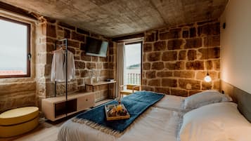 Room, Vineyard View (4) | Premium bedding, minibar, individually decorated, individually furnished