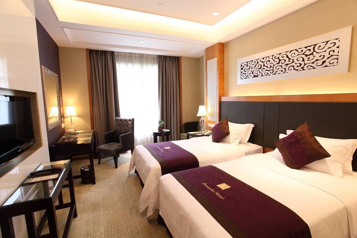 Deluxe Twin Room, Multiple Beds, Ensuite | In-room safe, desk, blackout drapes, WiFi (free)