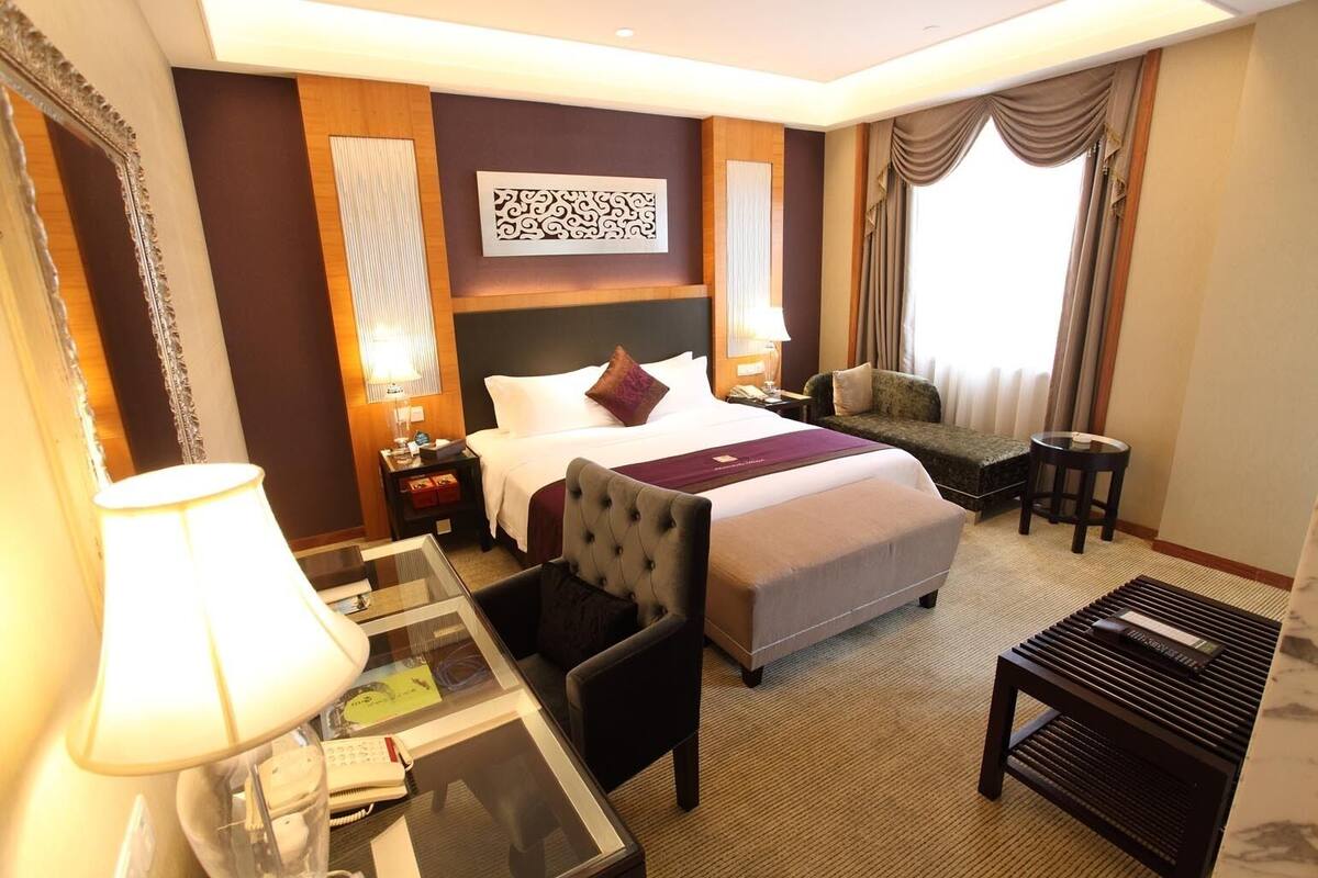 Deluxe Double Room, 1 Queen Bed, Ensuite | In-room safe, desk, blackout drapes, WiFi (free)