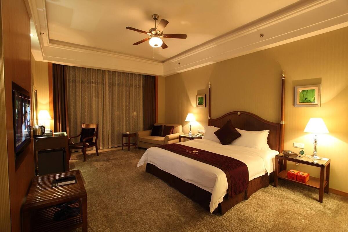 Superior Double Room, 1 Queen Bed, Ensuite, Annex Building | In-room safe, desk, blackout drapes, WiFi (free)