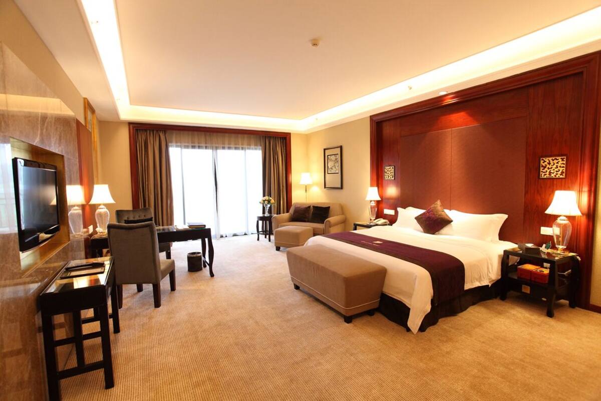 Executive Double Room, 1 Queen Bed, Ensuite | In-room safe, desk, blackout drapes, WiFi (free)