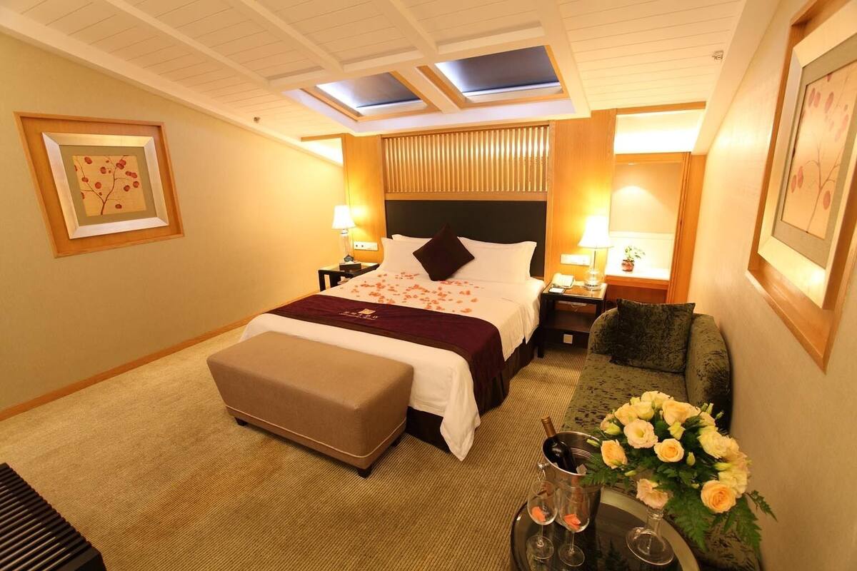 Signature Double Room, 1 Queen Bed, Ensuite | In-room safe, desk, blackout drapes, WiFi (free)