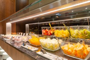 Petit déjeuner buffet servi tous les jours en supplément