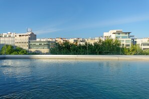Piscine extérieure, parasols de plage, chaises longues