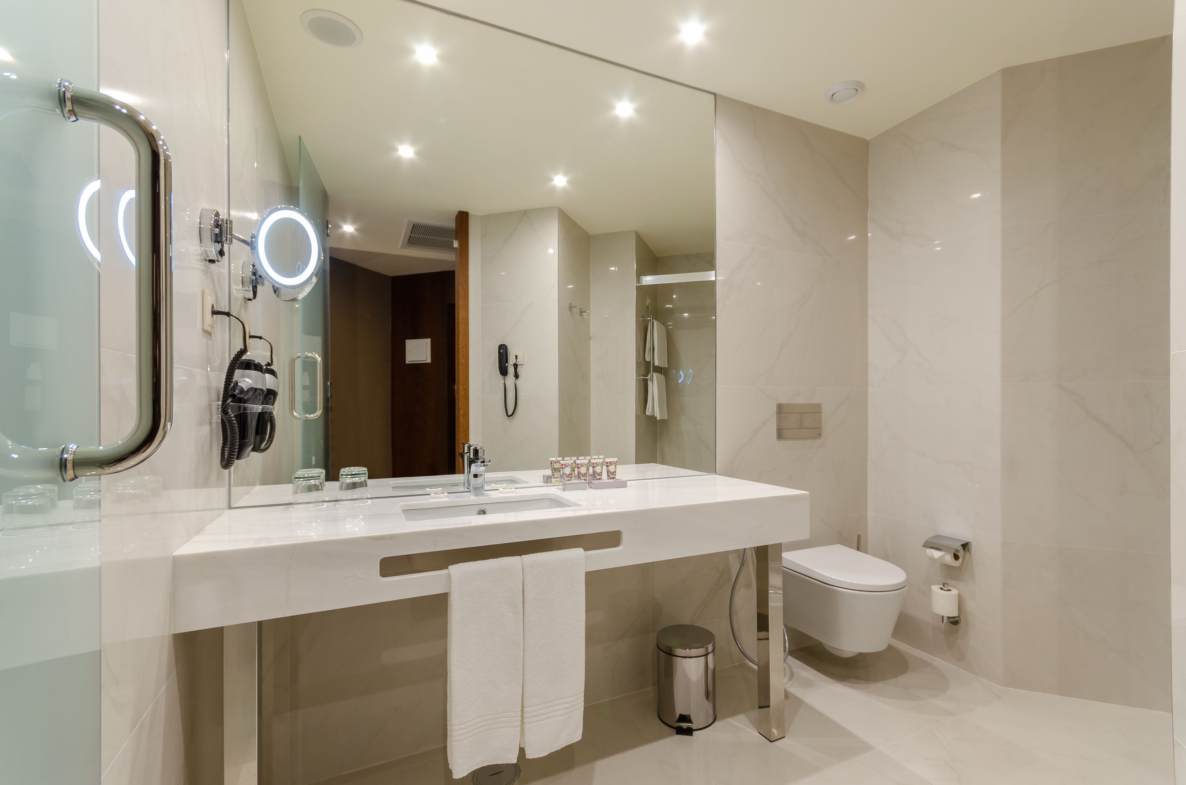 shower, rainfall showerhead, free toiletries, hair dryer