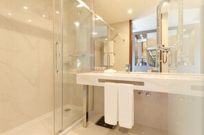 Douche, douche à « effet pluie », articles de toilette gratuits