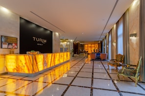 2 bars/lounges, rooftop bar, lobby lounge