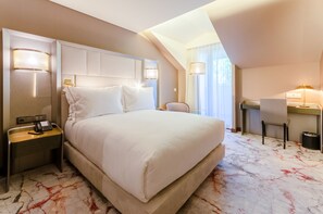 迷你吧、客房内保险箱、办公桌、遮光窗帘