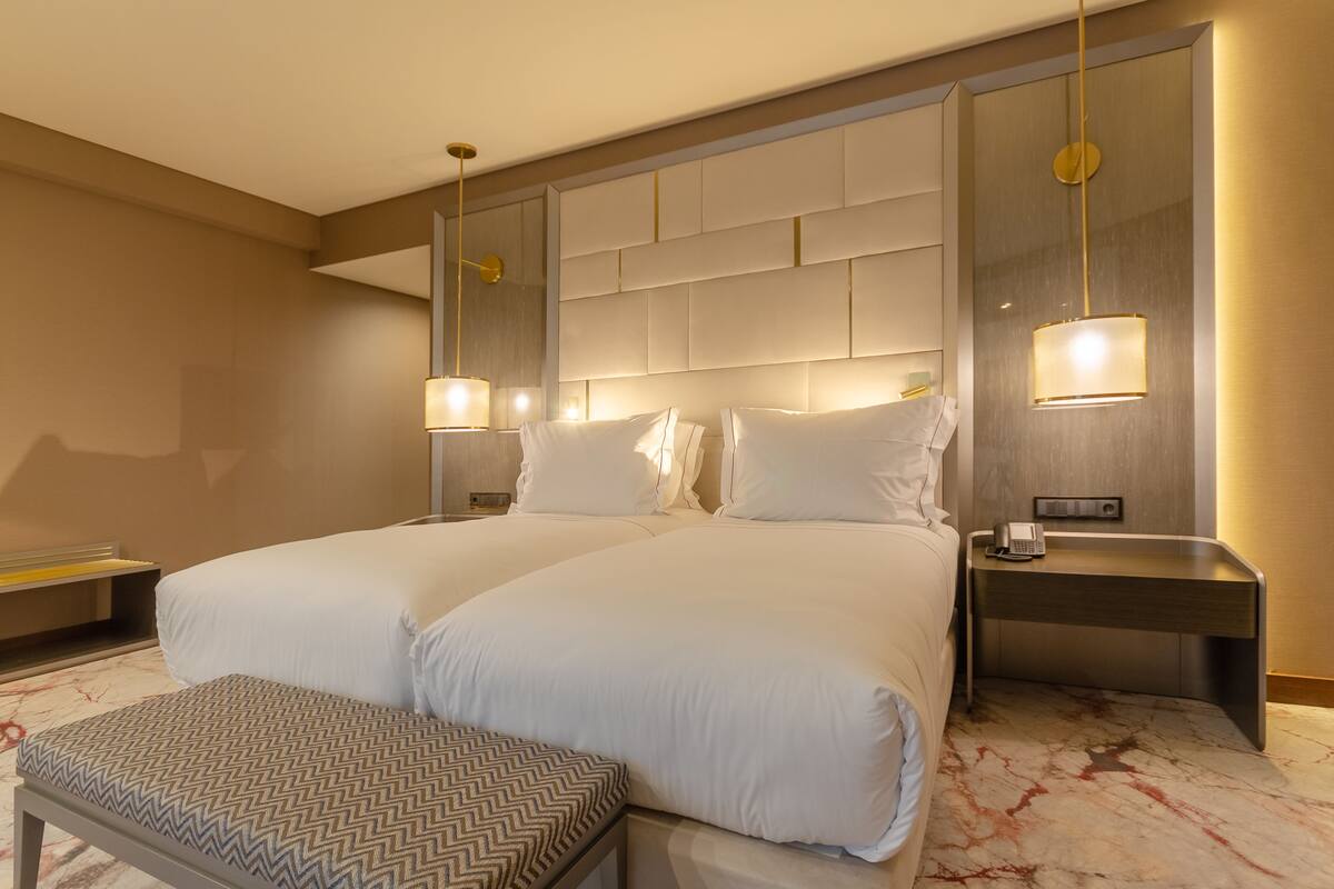 Executive Twin Room | Minibar, in-room safe, desk, blackout drapes