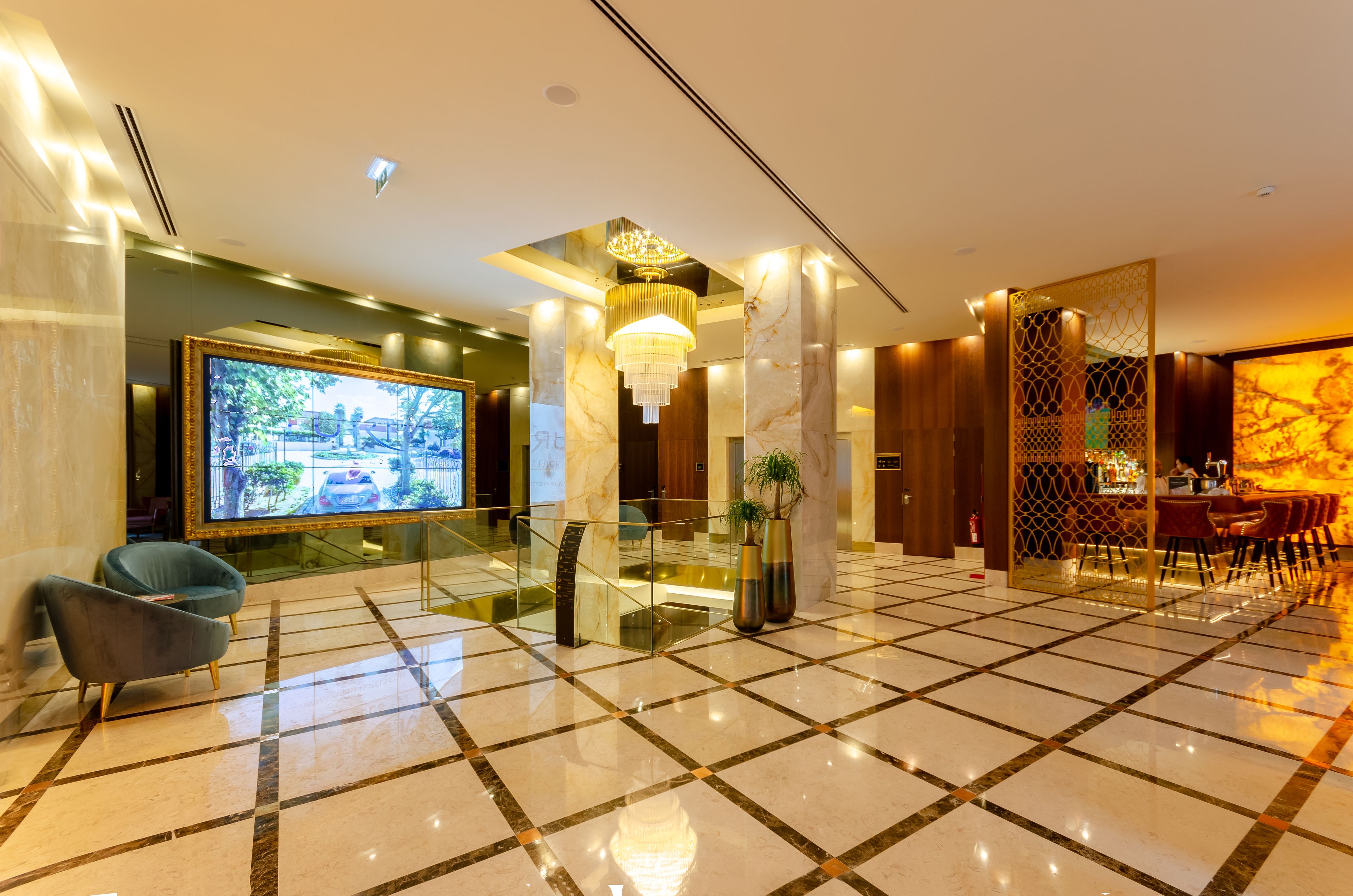 2 bars/lounges, rooftop bar, lobby lounge