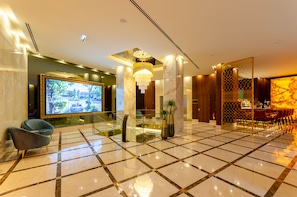 2 bars/lounges, rooftop bar, lobby lounge