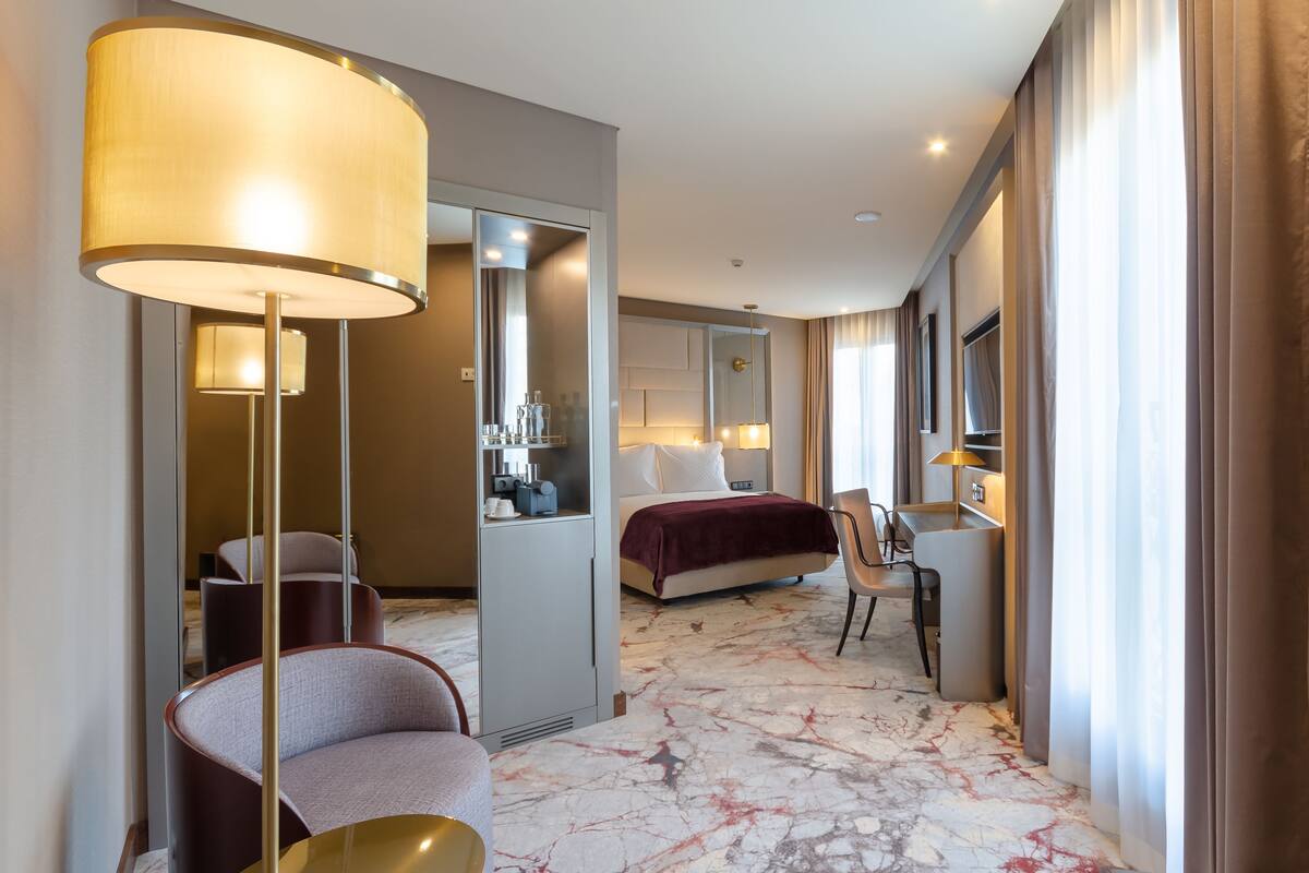 Deluxe Double Room, City View | Minibar, in-room safe, desk, blackout drapes