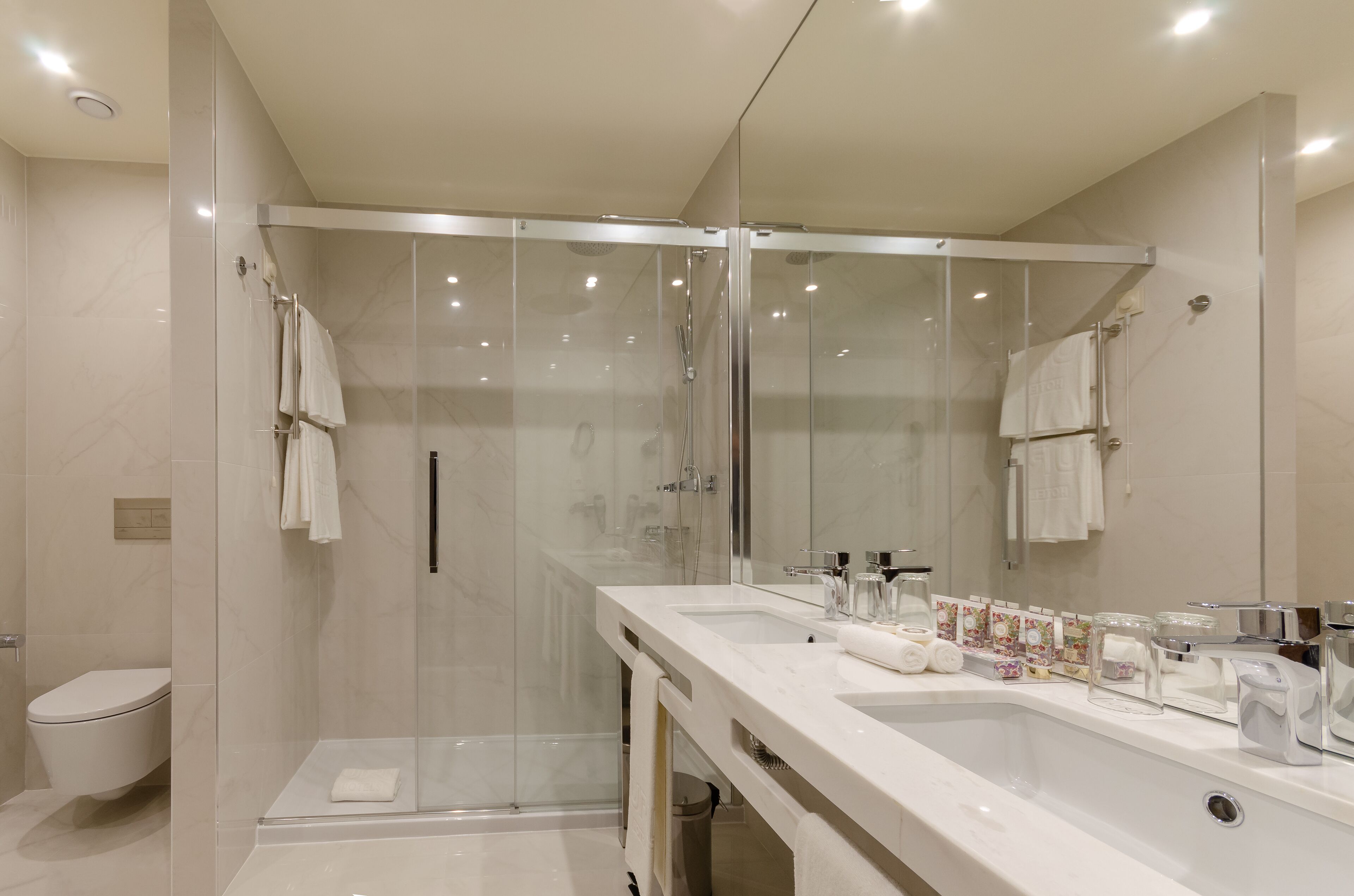 superior double room, city view | bathroom | shower, rainfall showerhead, free toiletries, hair dryer