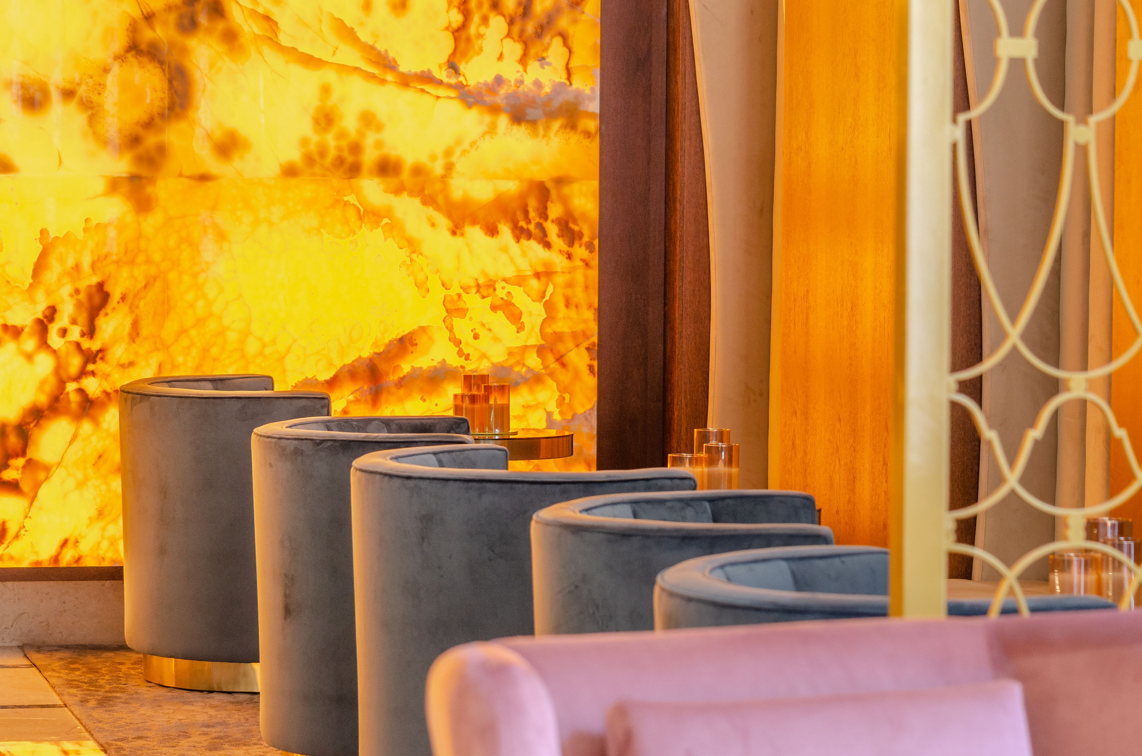 2 bars/lounges, rooftop bar, lobby lounge