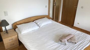 Apartment | 2 bedrooms, iron/ironing board, free WiFi, bed sheets