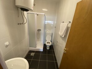 Apartemen | Kamar mandi | Shower, pengering rambut,  dan handuk