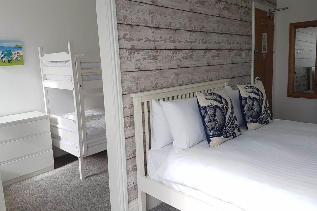 Familienzimmer (Room 2) | Bügeleisen/Bügelbrett, kostenloses WLAN, Bettwäsche