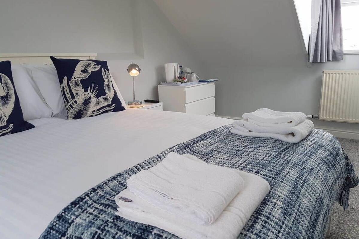 Doppelzimmer, Meerblick (Room 5) | Bügeleisen/Bügelbrett, kostenloses WLAN, Bettwäsche