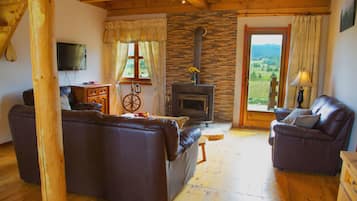 Chalet | Woonkamer | Een 30-inch televisie met kabelzenders en een open haard