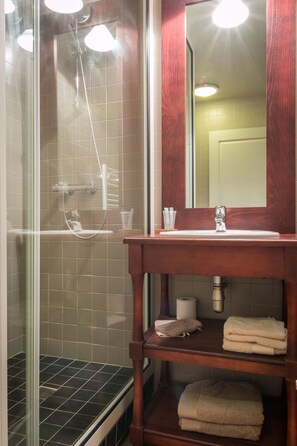 Individually decorated, individually furnished, desk, soundproofing - Auberge de Teissieres (Teissières-lès-Bouliès)