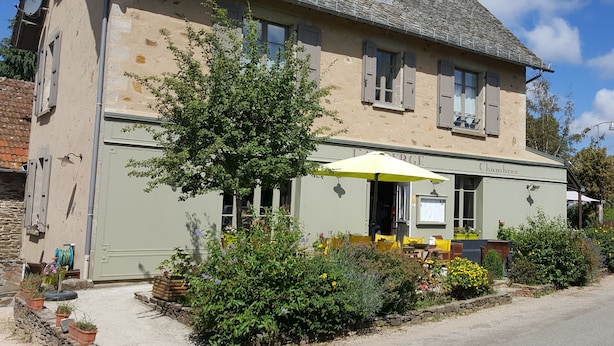 A two-story building with a stone roof, a large tree in front, and a yellow umbrella. - Auberge de Teissieres (Teissières-lès-Bouliès)