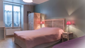 A bedroom with a bed, bedside lamps, a wardrobe, and a window with curtains. - Auberge de Teissieres (Teissières-lès-Bouliès)