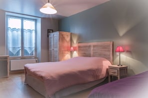 Triple Room (1) | Individually decorated, individually furnished, desk, soundproofing - Auberge de Teissieres (Teissières-lès-Bouliès)