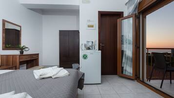 Kamar Double, pemandangan laut | Brankas, ruang kerja ramah laptop, kedap suara, dan setrika/meja setrika