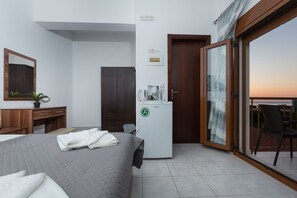 Habitación doble, vistas al mar | Caja fuerte y espacio para trabajar con un portátil