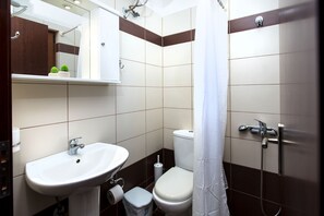 Habitación doble, vistas al mar | Baño | Ducha, cabezal de ducha tipo lluvia, secador de pelo y toallas