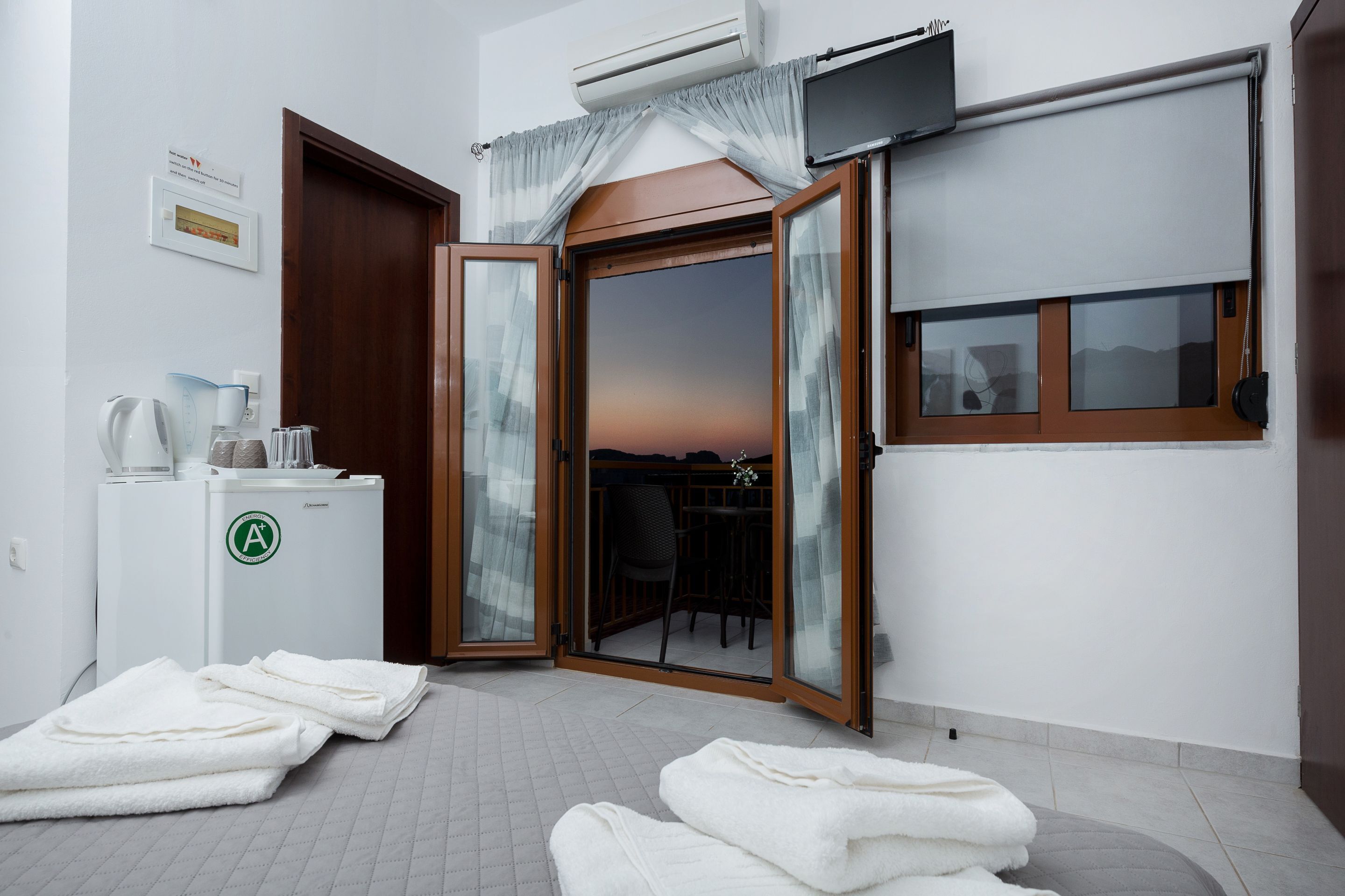 Quarto casal, vista para o mar | Cofres nos quartos, espaço de trabalho para notebook