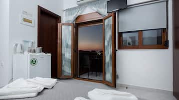 Quarto casal, vista para o mar | Cofres nos quartos, espaço de trabalho para notebook