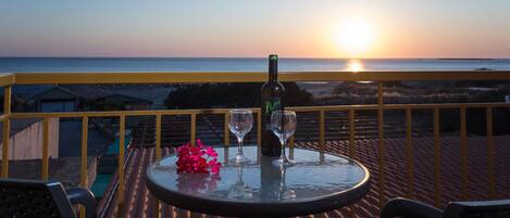 Tweepersoonskamer, uitzicht op zee, aan het strand | Balkon
