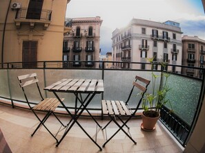 Deluxe Room, City View | Balcony view - Be Central Guesthouse (Palermo)