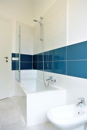 Double Room, Courtyard View | Bathroom | Shower, free toiletries, hair dryer, bidet - Be Central Guesthouse (Palermo)